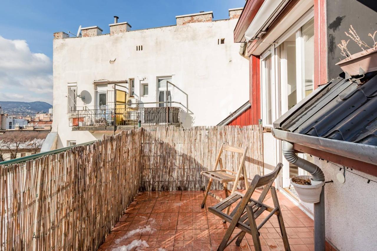 Relax Into Loft Living At A Light-Filled City Escape Budapest Exterior photo