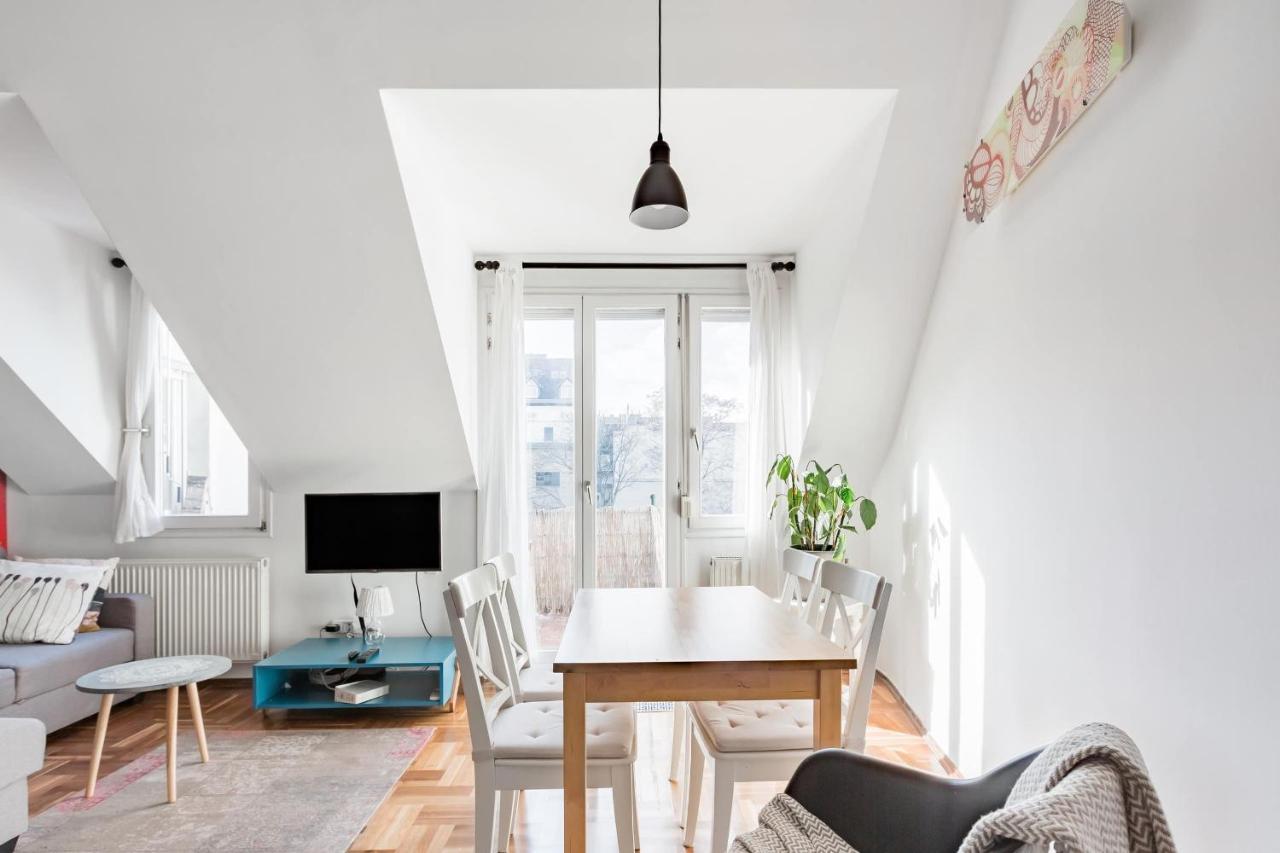 Relax Into Loft Living At A Light-Filled City Escape Budapest Exterior photo